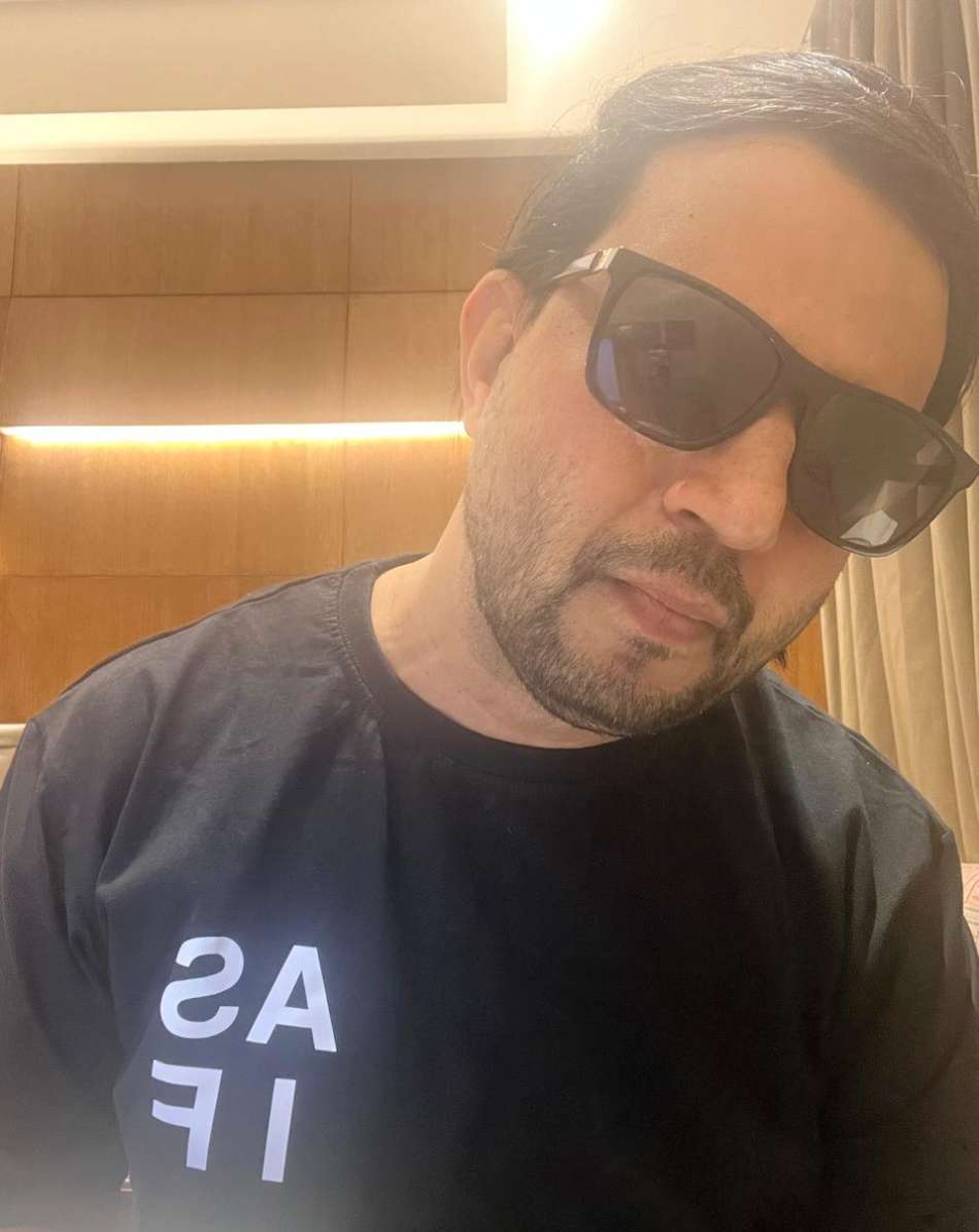 Asif-I-Shaikh-A-Window-of-Review-on-Buckingham-Mockup